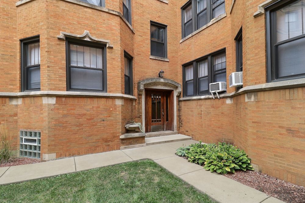 undefined Portage Park Classic 1BR Apt in Montrose 2