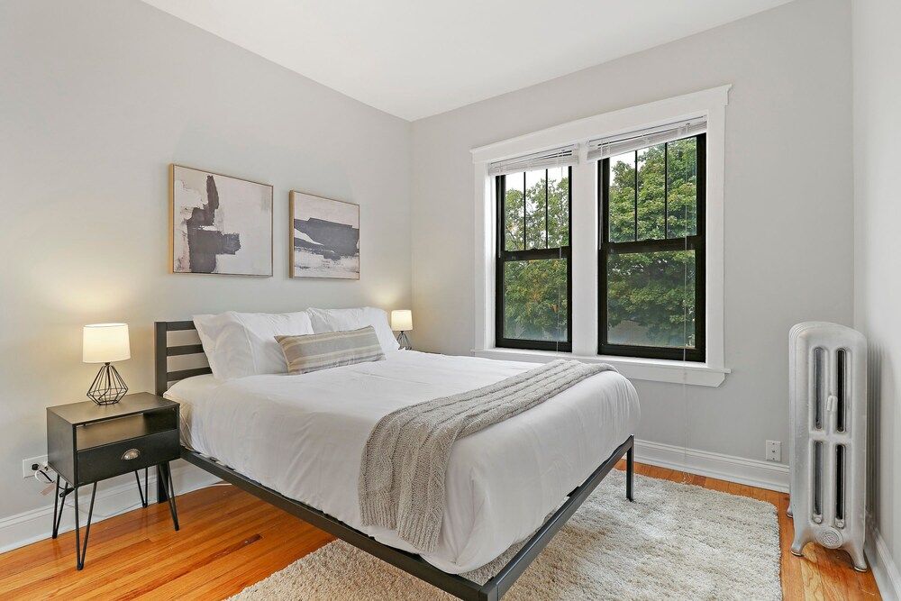 undefined Portage Park Classic 1BR Apt in Montrose 7