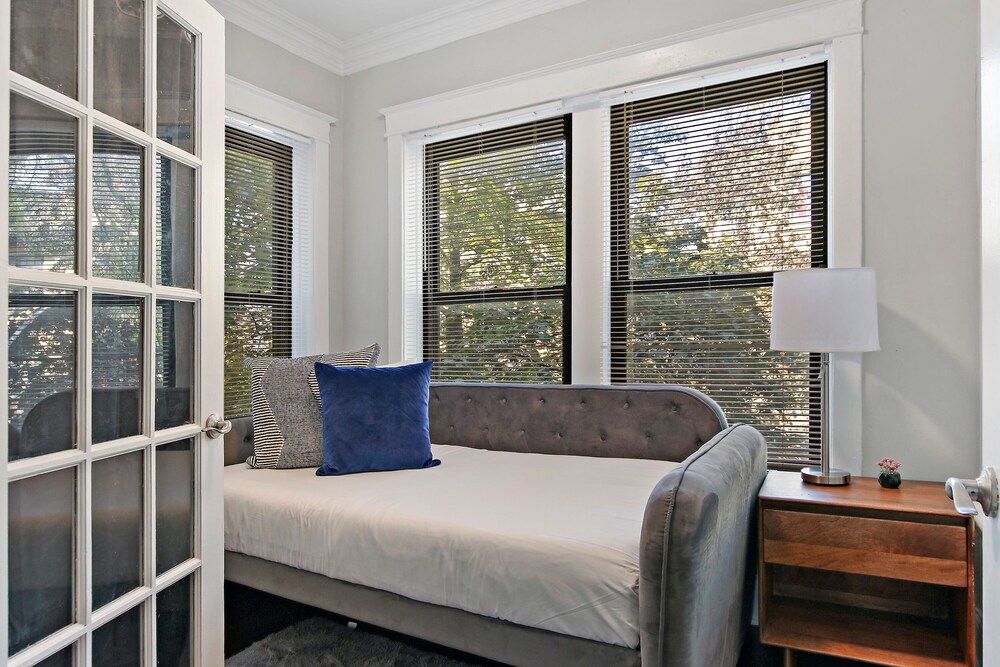 undefined 2BR Comfy & Chic Sunnyside Apt near Shop 6