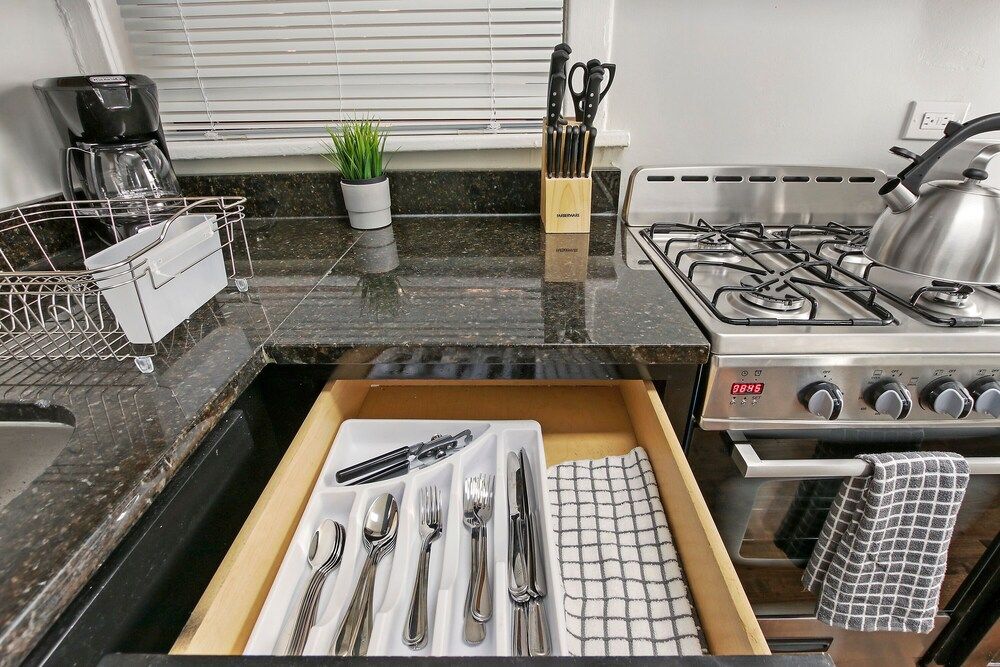 undefined 2BR Comfy & Chic Sunnyside Apt near Shop 10