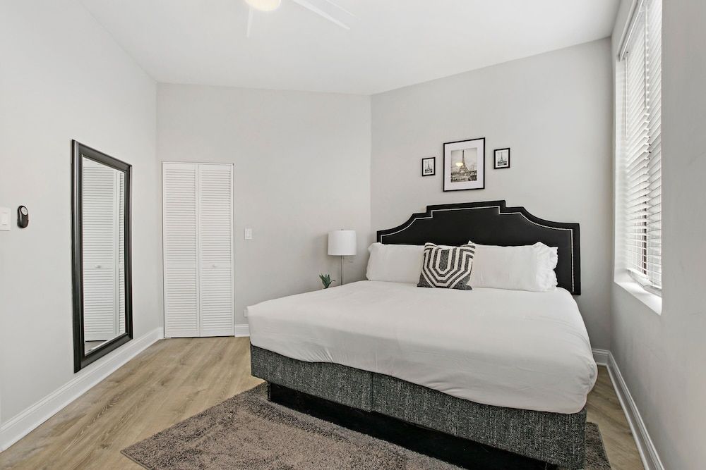 undefined 3BR Apt in Logan Square near Highlights 7