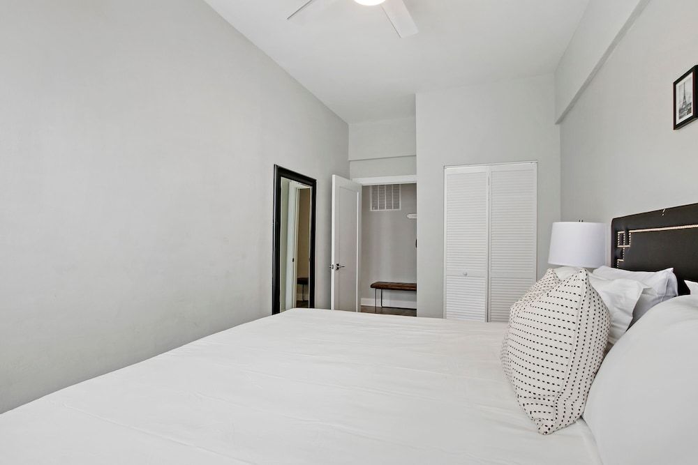 undefined 3BR Apt in Logan Square near Highlights 9