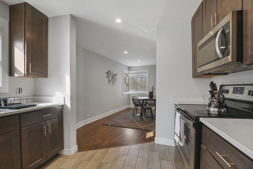 undefined 2BR Rogers Park Apt in Sheridan 5