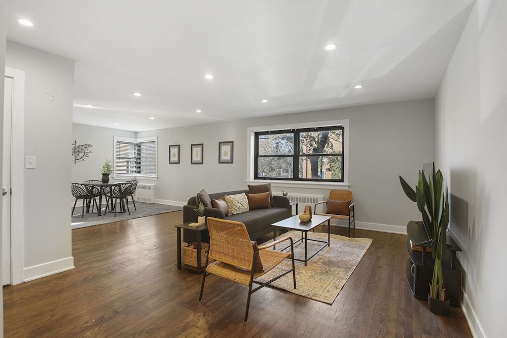 undefined 2BR Rogers Park Apt in Sheridan 7