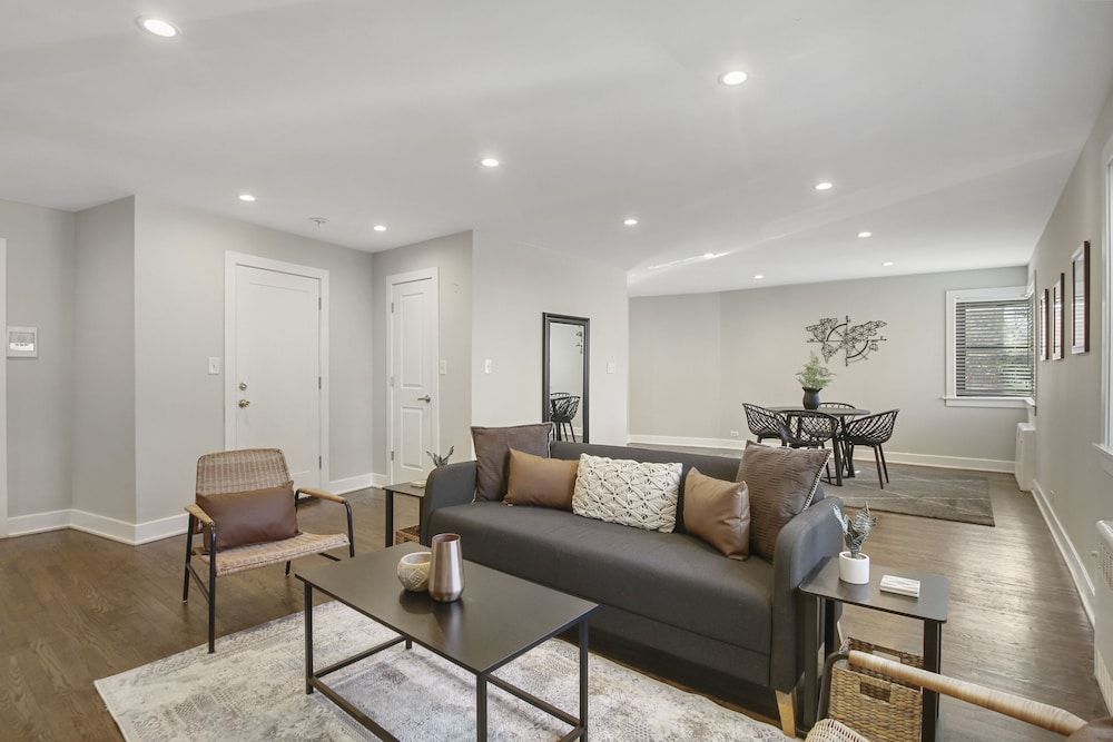 undefined 2BR Rogers Park Apt in Sheridan 8