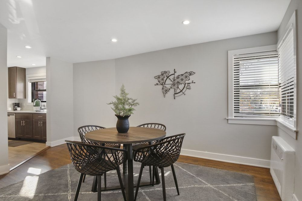 undefined 2BR Rogers Park Apt in Sheridan 6