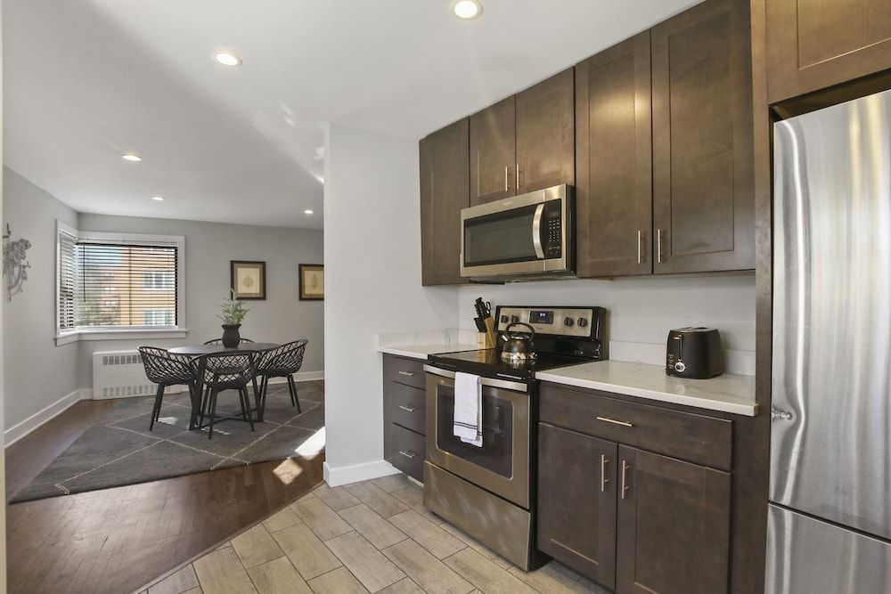 undefined 2BR Rogers Park Apt in Sheridan 4