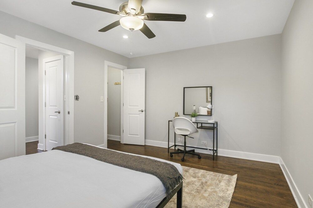 undefined 2BR Rogers Park Apt in Sheridan 10