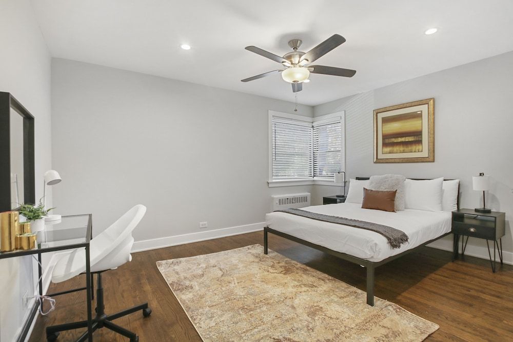 undefined 2BR Rogers Park Apt in Sheridan