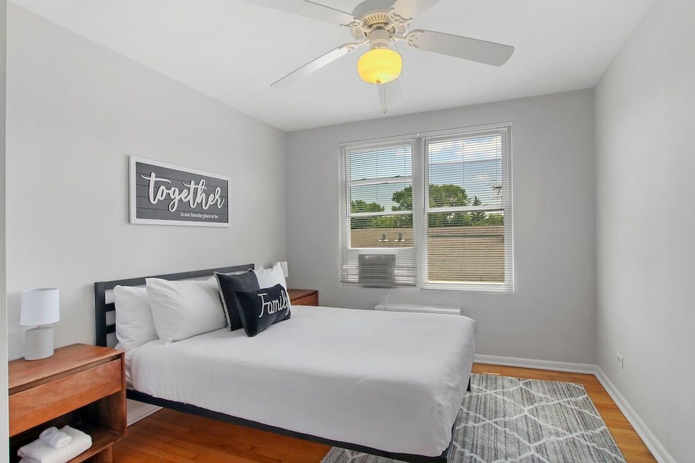 undefined 3BR Homey Living Room Apt in Bell Ave