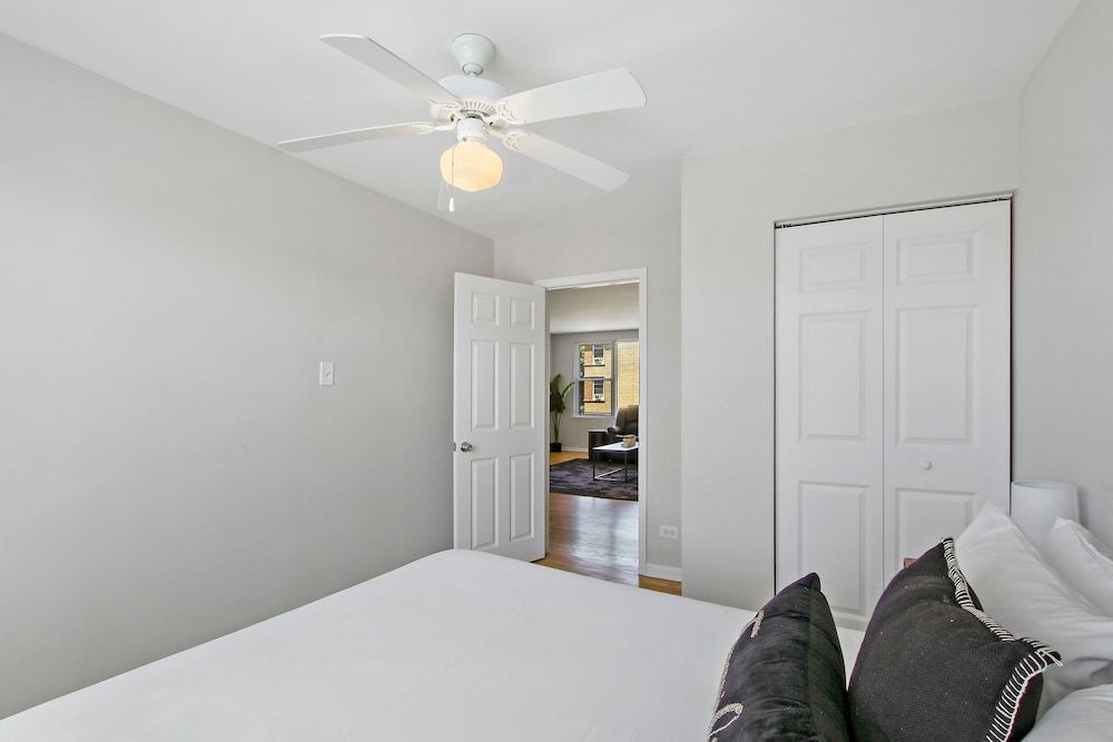 undefined 3BR Homey Living Room Apt in Bell Ave 10