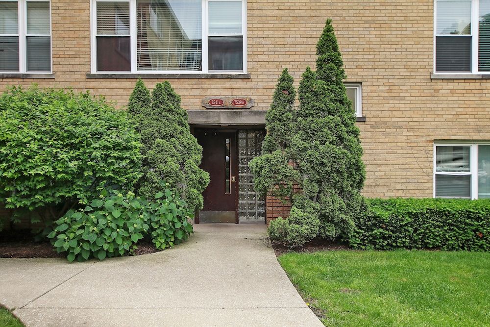 undefined 3BR Homey Living Room Apt in Bell Ave 2