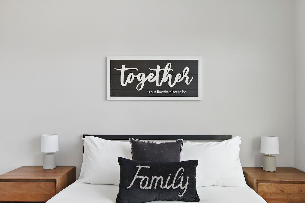 undefined 3BR Homey Living Room Apt in Bell Ave 9