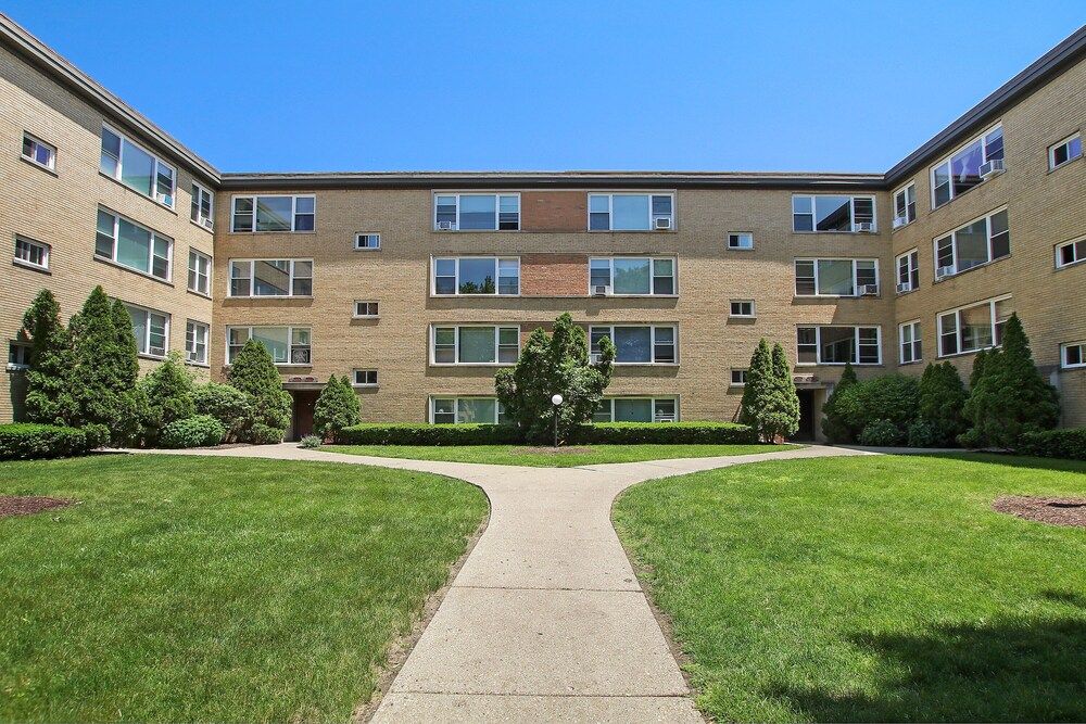 undefined 3BR Homey Living Room Apt in Bell Ave 3