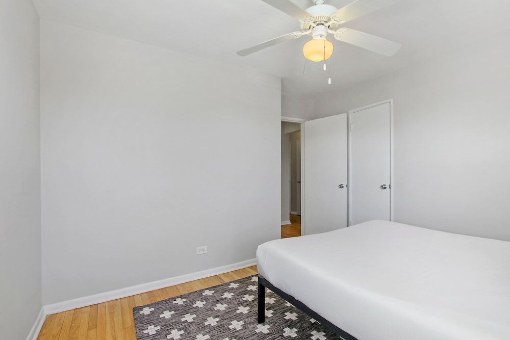 undefined 3BR Homey Living Room Apt in Bell Ave 8