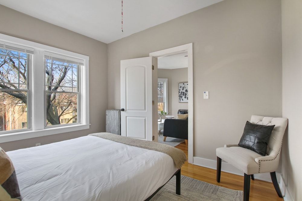 undefined 3BR Apartment w Laundry in Rogers Park