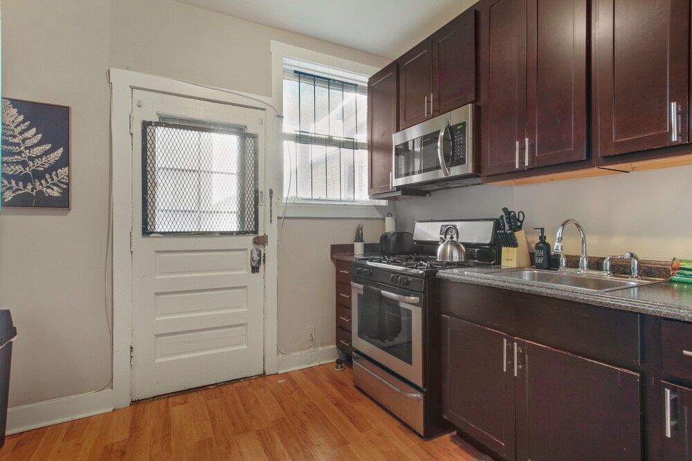 undefined 3BR Apartment w Laundry in Rogers Park 9