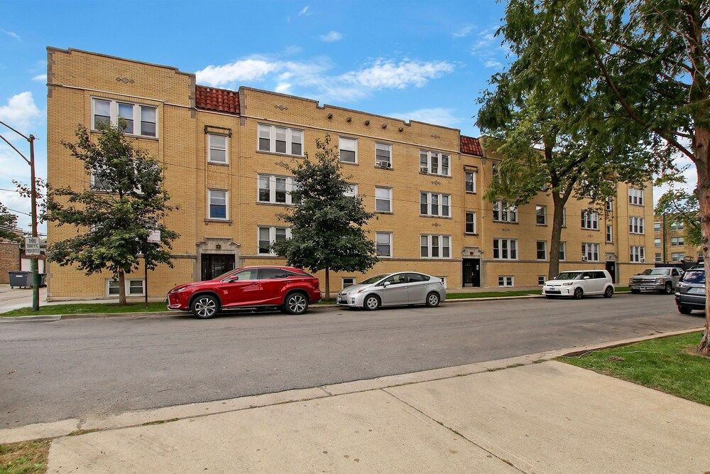 undefined 1BR Vibrant Apt in Old Irving Park 2