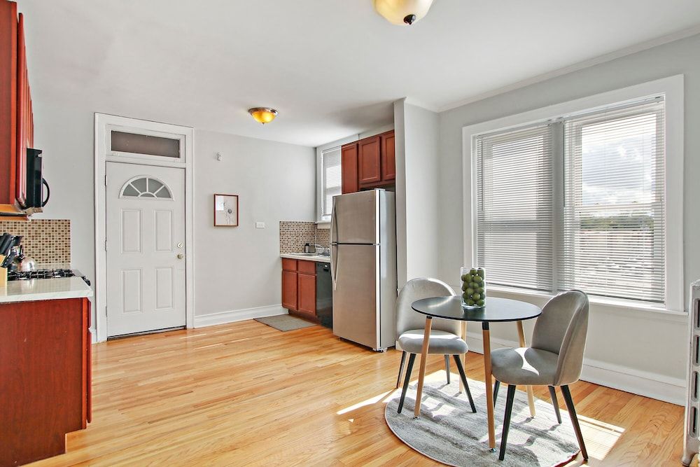 undefined 1BR Vibrant Apt in Old Irving Park 6