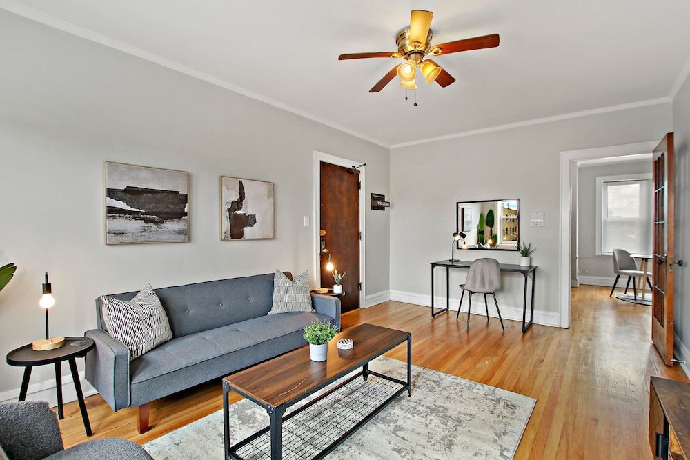 undefined 1BR Vibrant Apt in Old Irving Park 9