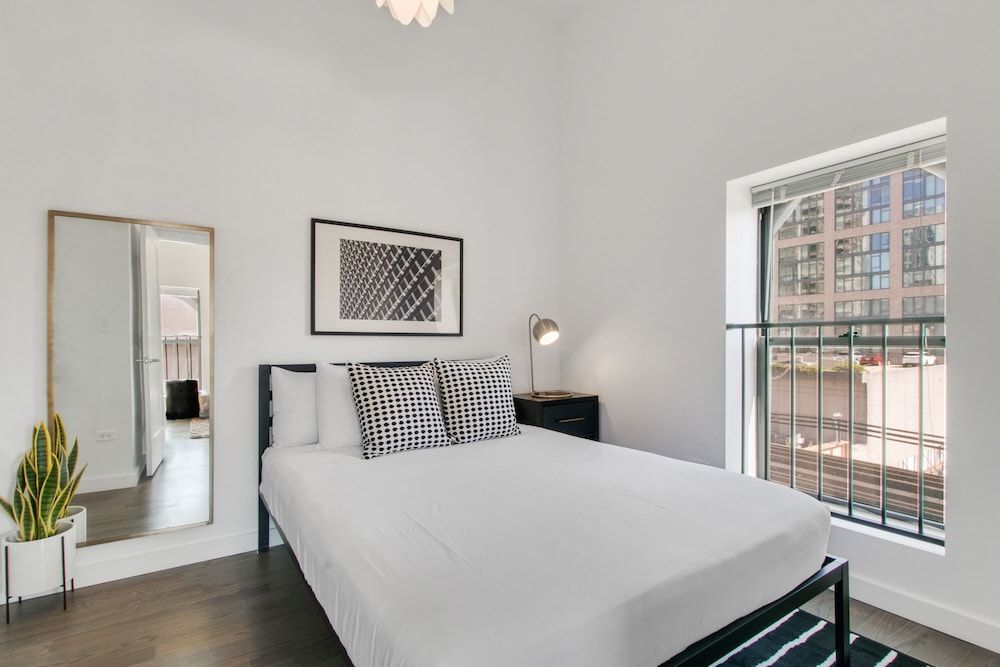 undefined 1BR Apt near Pay Parking in West Loop 7