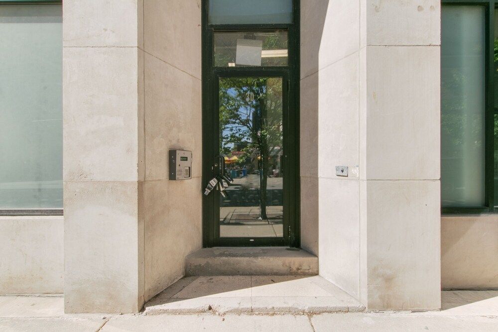 undefined 1BR Apt near Pay Parking in West Loop 3