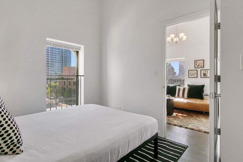 undefined 1BR Apt near Pay Parking in West Loop 8