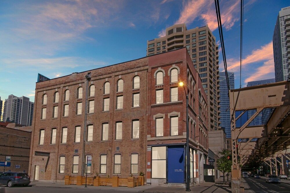 undefined 1BR Apt near Pay Parking in West Loop 4