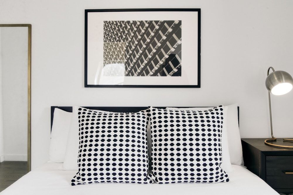 undefined 1BR Apt near Pay Parking in West Loop 6