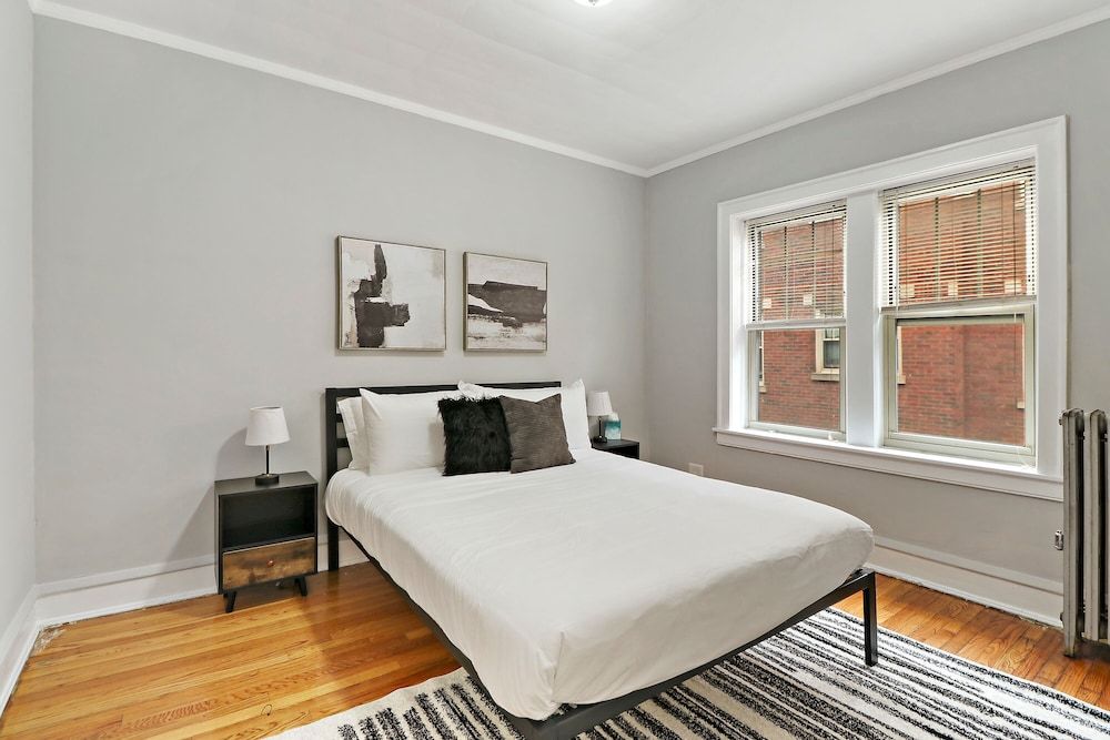 undefined 1BR Portage Park Apt in Montrose