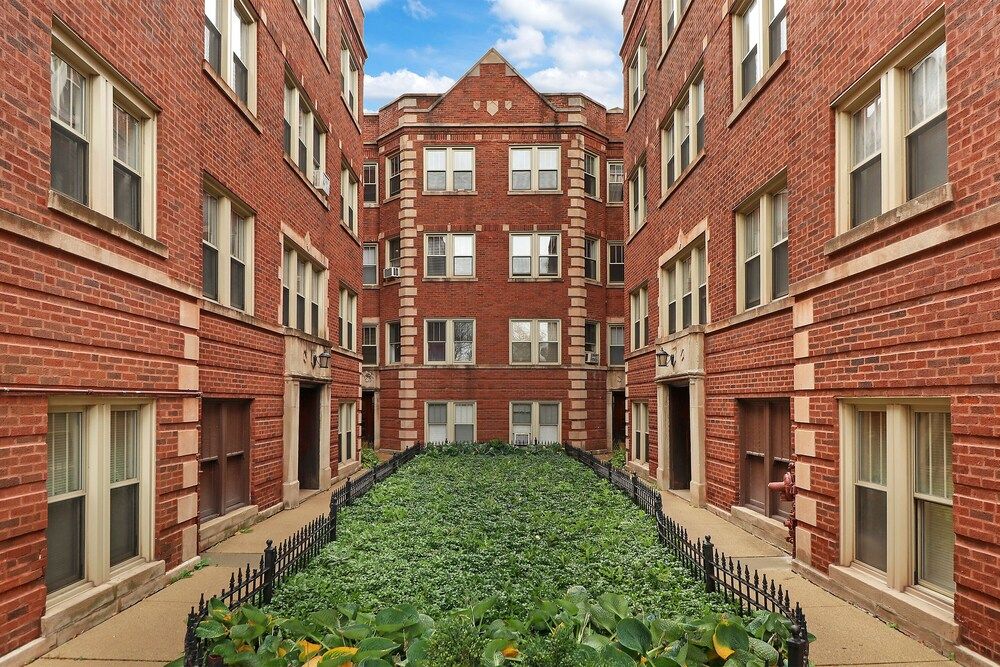 undefined 1BR Portage Park Apt in Montrose 3
