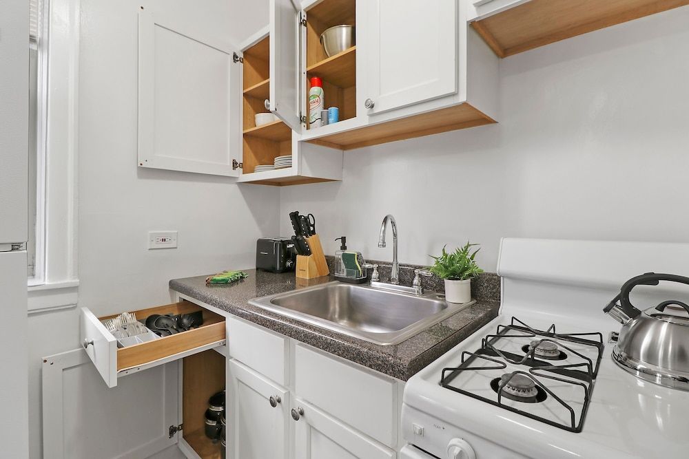 undefined 1BR Portage Park Apt in Montrose 8