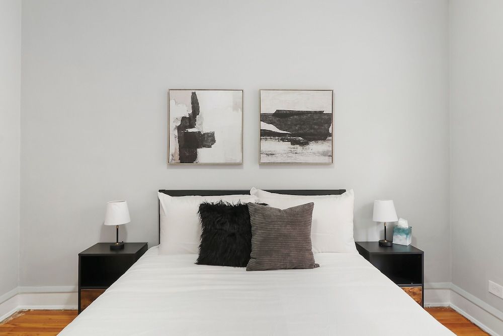 undefined 1BR Portage Park Apt in Montrose 5