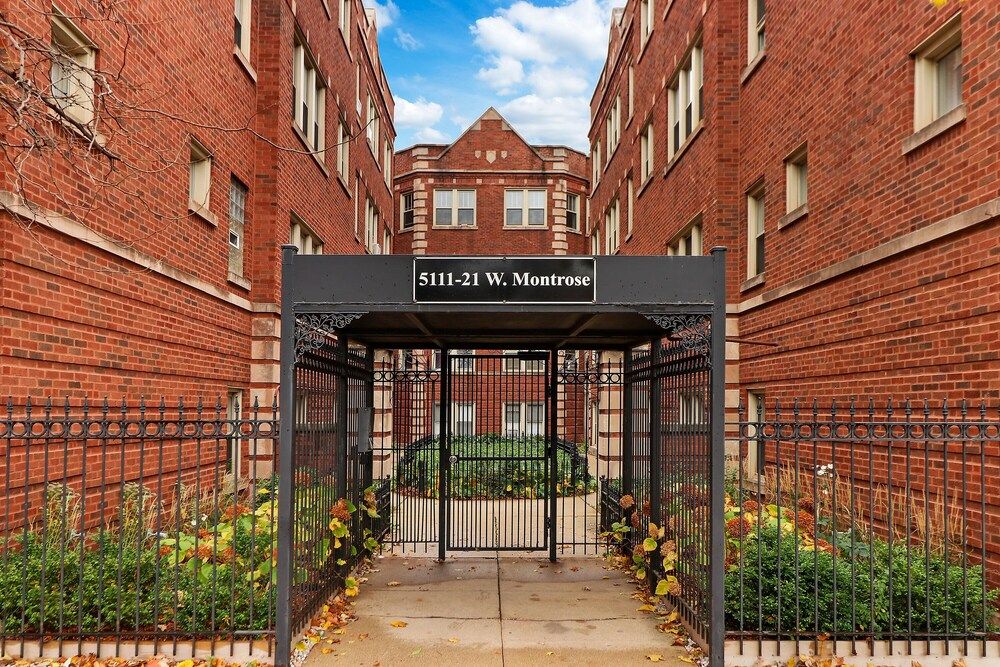 undefined 1BR Portage Park Apt in Montrose 2