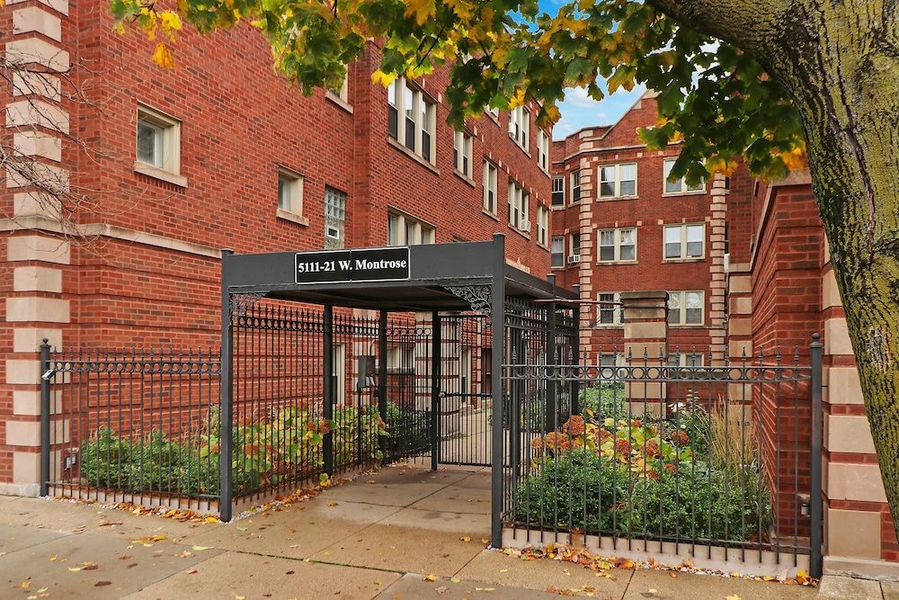 undefined 1BR Portage Park Apt in Montrose 4