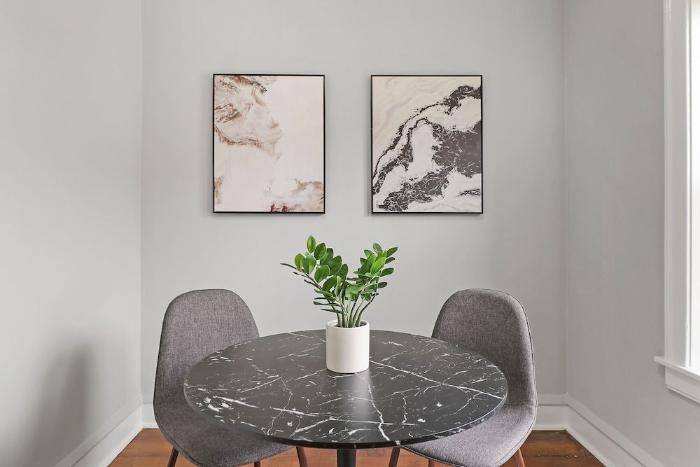 undefined 1BR Portage Park Apt in Montrose 7