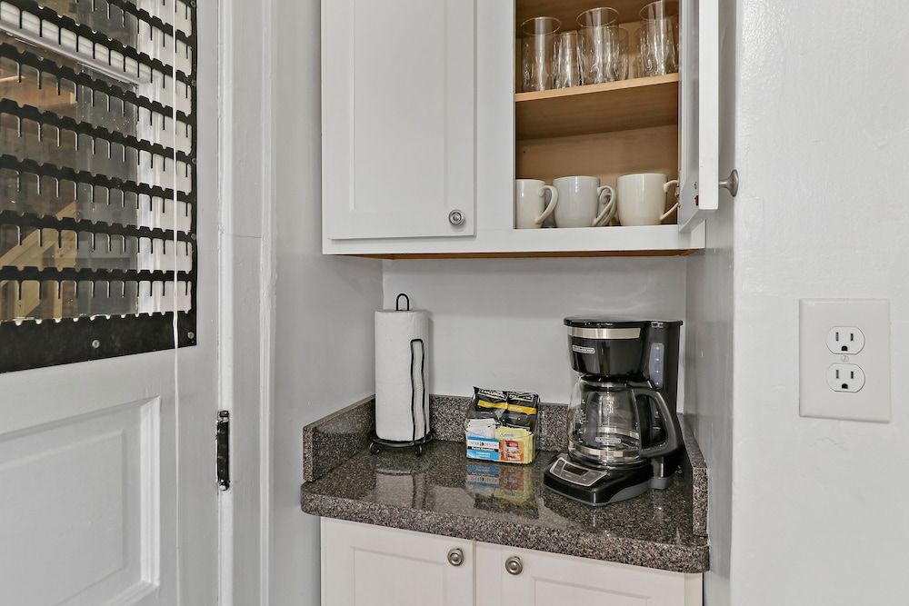 undefined 1BR Portage Park Apt in Montrose 10