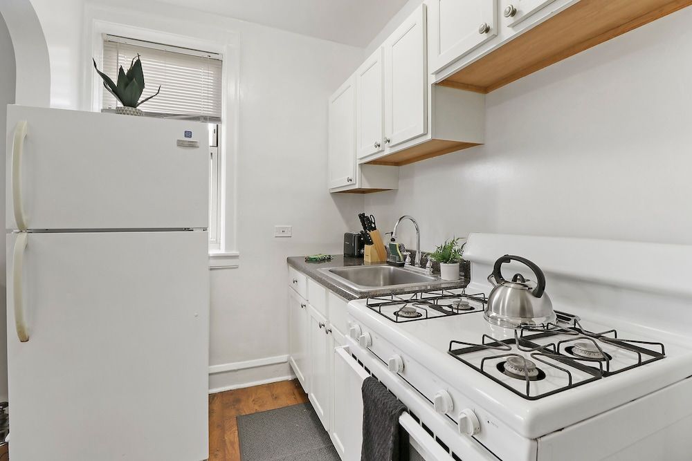 undefined 1BR Portage Park Apt in Montrose 9