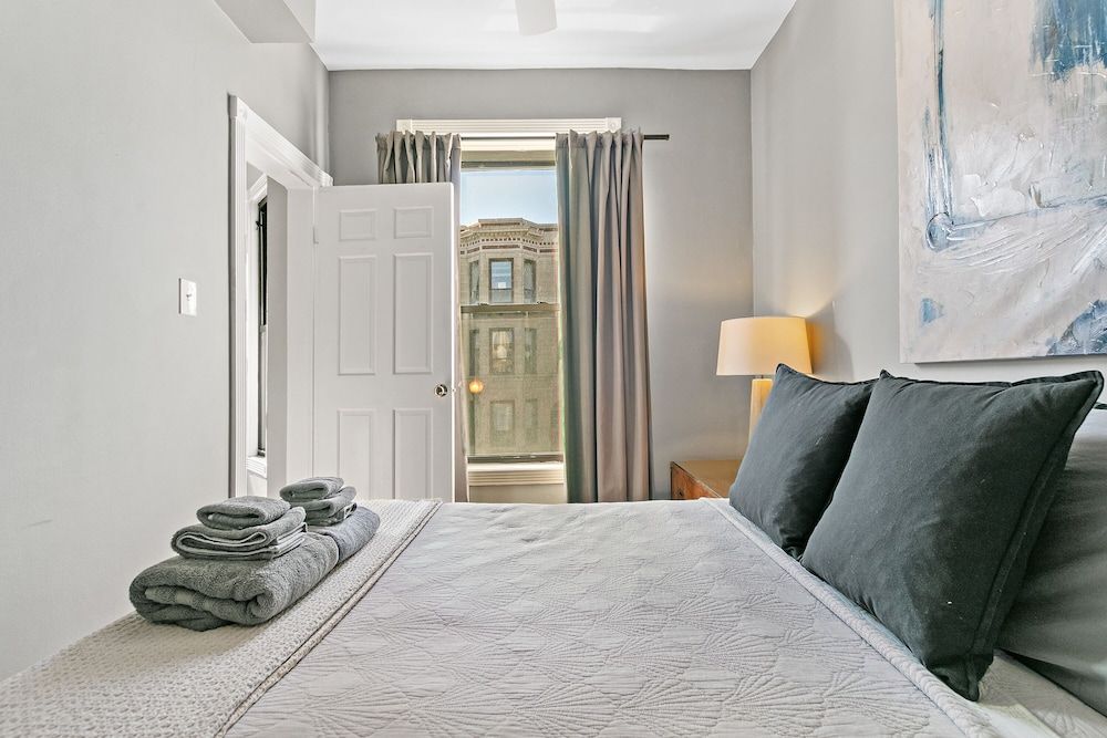 undefined 2BR Designer Apt in Festive Boystown 4