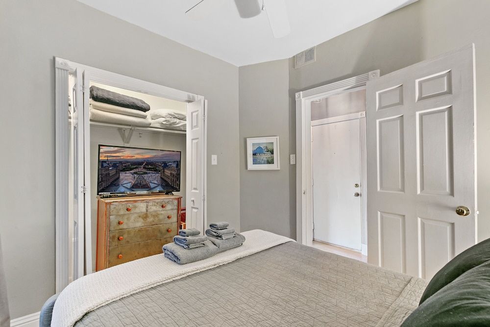 undefined 2BR Designer Apt in Festive Boystown 7