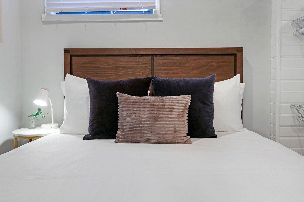 undefined Stylish & Furnished Studio in Lakeview 5