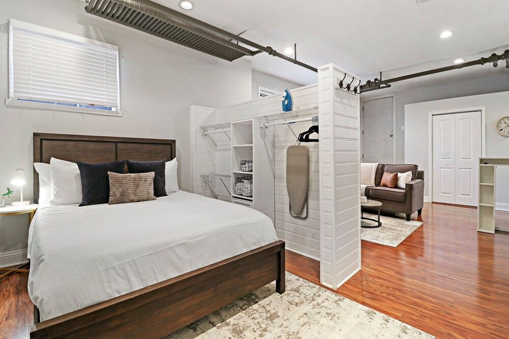 undefined Stylish & Furnished Studio in Lakeview 7