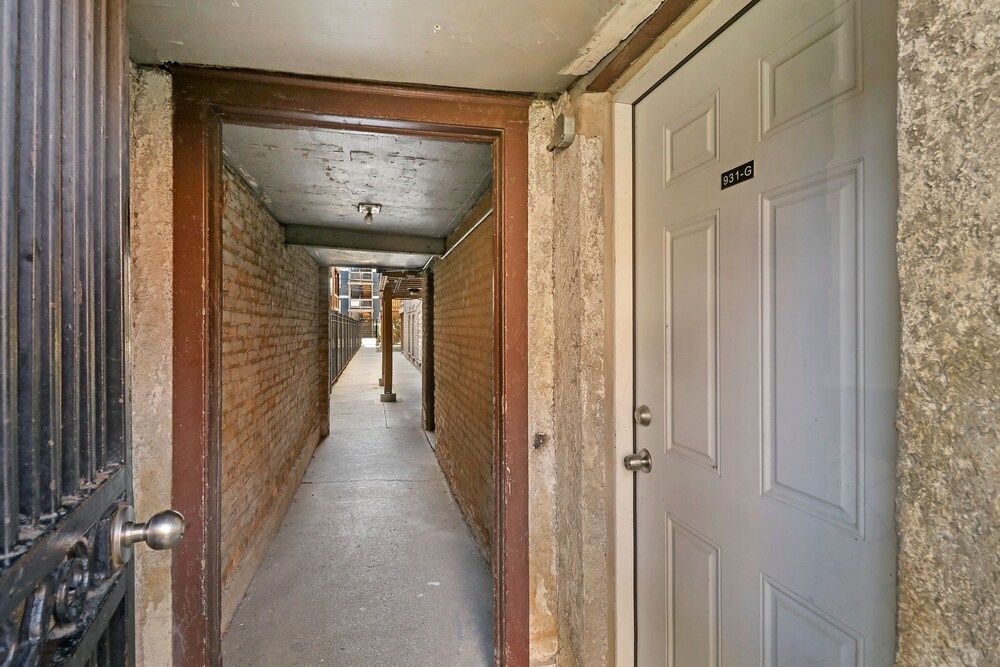 undefined Stylish & Furnished Studio in Lakeview 4