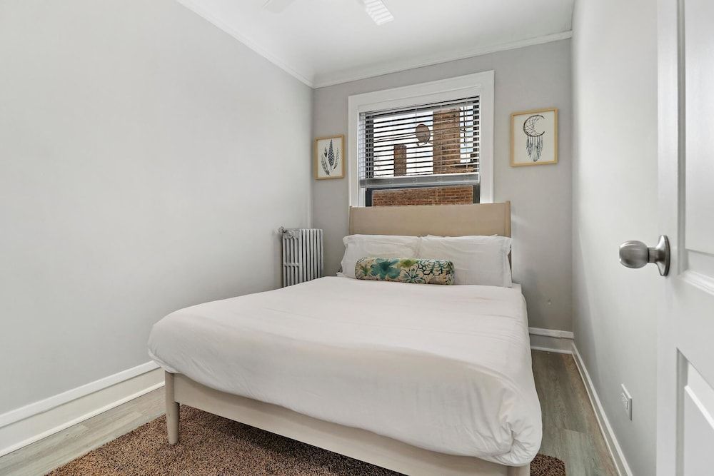undefined Appealing Montrose 1BR in Portage Park 5
