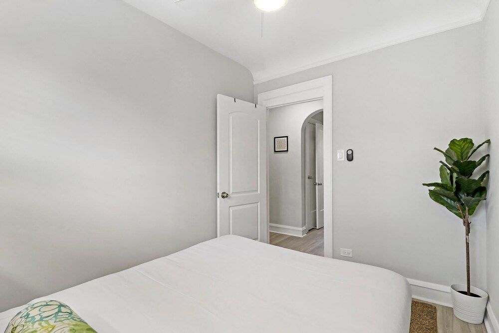 undefined Appealing Montrose 1BR in Portage Park 4