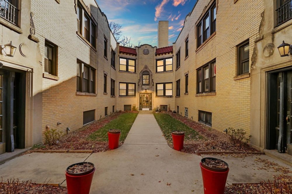 undefined Appealing Montrose 1BR in Portage Park 3