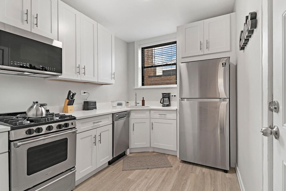 undefined Appealing Montrose 1BR in Portage Park 7