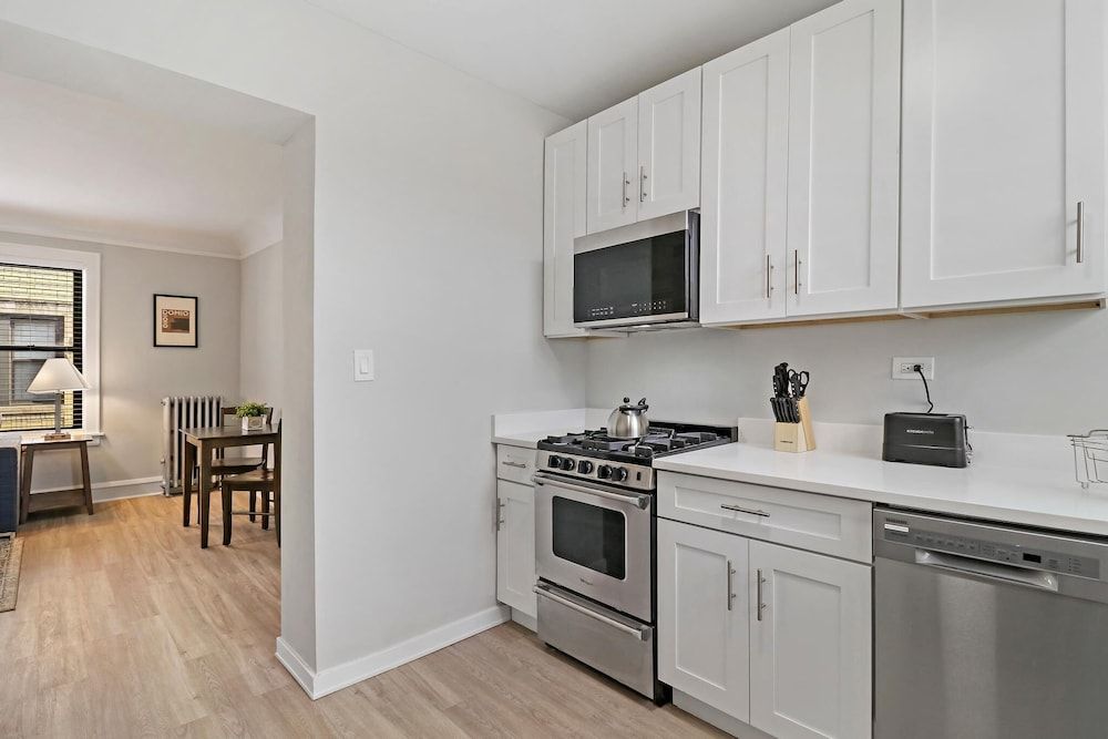 undefined Appealing Montrose 1BR in Portage Park 8