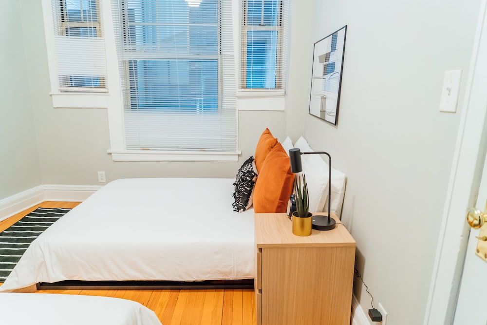 undefined Sophisticated 2BR in Wrigleyville 4