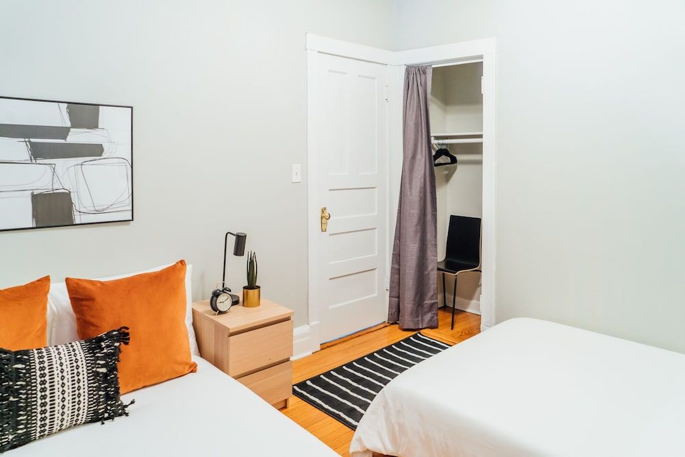 undefined Sophisticated 2BR in Wrigleyville 5